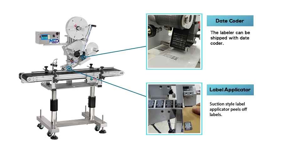 A máquina de rotulagem de tampas da Neostarpack utiliza um aplicador de rótulos por sucção que retira os rótulos. O rotulador pode ser enviado com codificador de data.